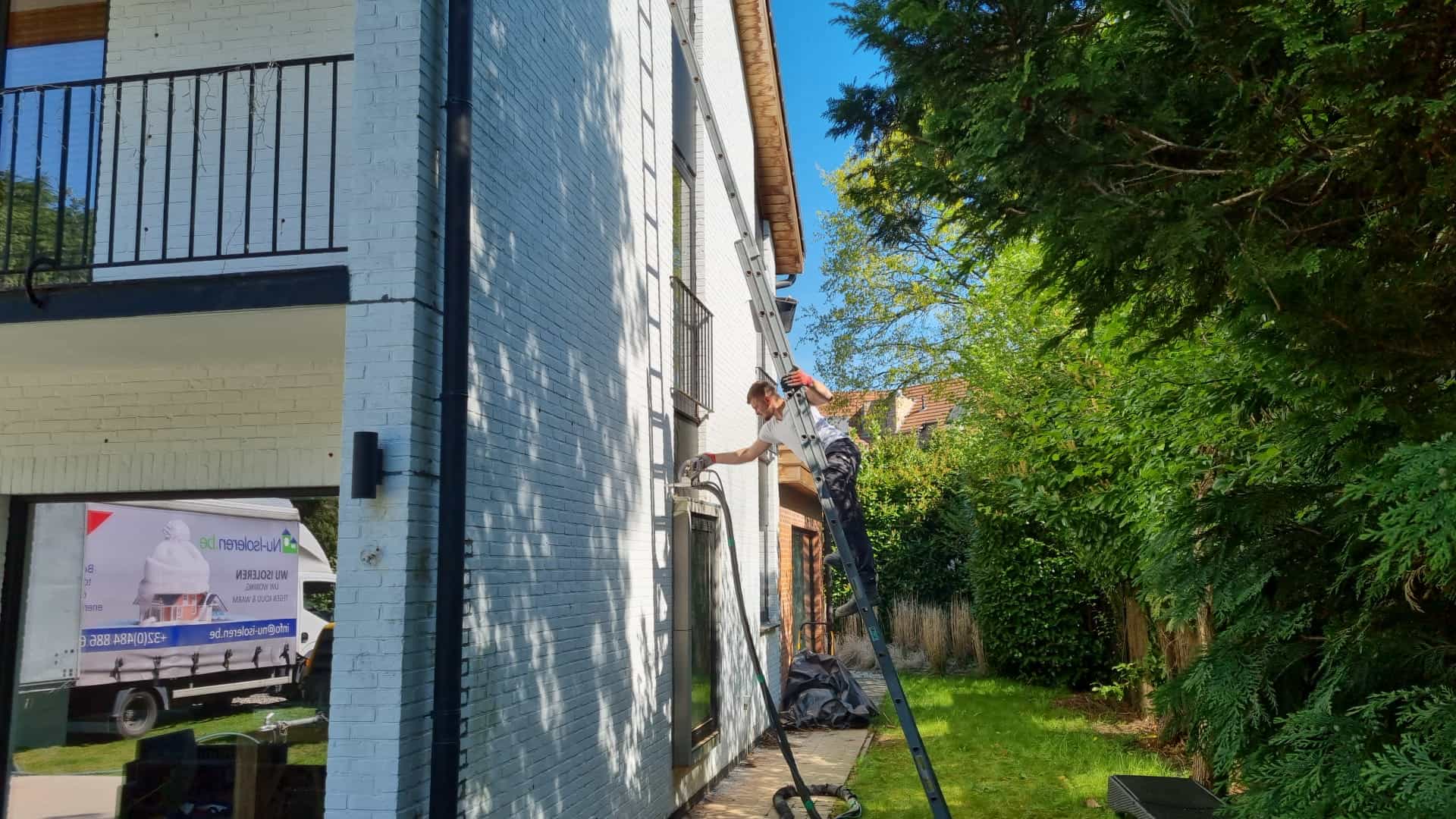 Inblazen van grijze EPS parels voor spouwmuurisolatie woning Hamme