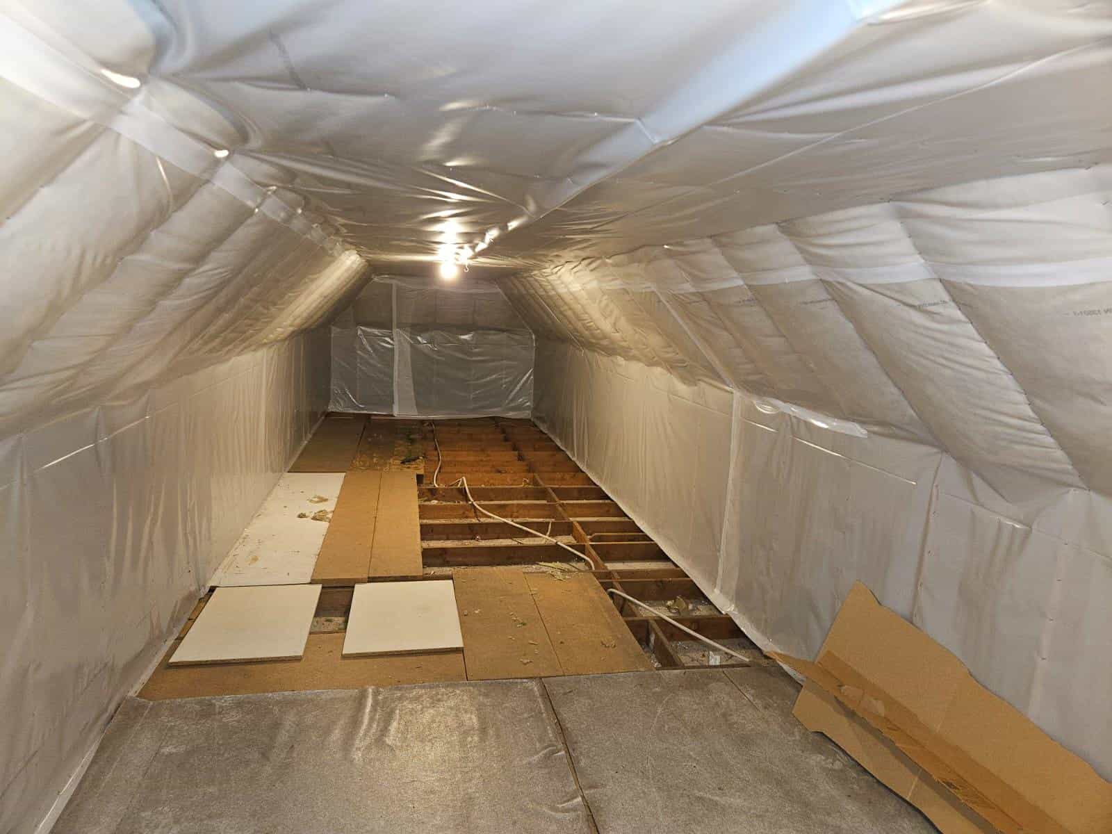 Hellend dak langs binnen geïsoleerd bij een woning in Leuven